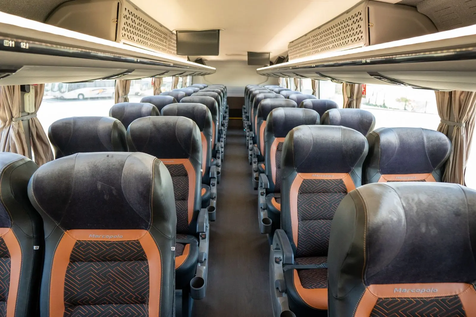 Onibus FlechaTur em vista lateral